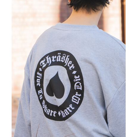 THRASHER/XbV[VXEFbgoꁟ360g̃wr[EGCgуXEFbgɁA}KWSꂽuTHRASHERƌ΃Rv1iAjBXy[hI[XS obNɓꂽfUCiBjCPĂ܂BI[o[TCYłƒVGbgByR[fBl[gz{fBJ[ɂč킹R[fBl[gLXLj[pcAe[p[hpcAzCgpcAVFtpcAJ[SpcAXP[^[pcȂǑIԃACeŃghCɍ܂BAE^[ɂ̓iCWPbgAR[`WPbgAX^WȂǂ킹ƃXg[ĝ钅ȂBCi[ƂĒpۂ̓`FbNVcJ[fBKAJbWŠyAE^[Ȃǌy߂̉HD킹R[fXXB̓Xj[J[͂Aꂩ̋G߂̓X|[cT_AX|[cMIXō킹ƈCɑuȃC[WvXłATRbVA{fBobOAXNGAobNAoPbgnbg⃍[Lbv̏ނ̑gݍ킹ł̓W[syV[ł􂷂B܂AG߂킸ɃlbNXuXbg̃ANZT[̃vXIdvŃR[fBl[g̃ANZgƂȂAȂꊴo闧҂ɂȂĂBjZbNXŒpł̂ŃJbvR[fFlm̃yAR[fɂœKByTHRASHER/XbV[zXP[^[ȂPx͓uh1981NɃXbV[E}KW琶܂ꂽuhBTtVXREric SwensonAFausto VitellonČ킸ƒmꂽUSA\XP[g{[h厏THRASHER MAGAZINEBG̊sɗ܂炸̃uhƂĂ̒nʂ͐E̎҂̊ԂŊmł镨ƂȂĂBXP[g{[h̘gɂƂꂸEFAAA[g[NAbNÃXChX|[cEɒuĂ̓Ǝ̐Eς͂킻̎̃TuJ`[̑㖼ɂȂĂƌĂߌł͖B