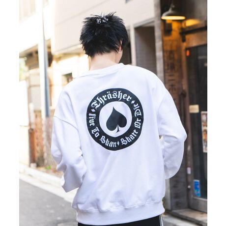 THRASHER/XbV[VXEFbgoꁟ360g̃wr[EGCgуXEFbgɁA}KWSꂽuTHRASHERƌ΃Rv1iAjBXy[hI[XS obNɓꂽfUCiBjCPĂ܂BI[o[TCYłƒVGbgByR[fBl[gz{fBJ[ɂč킹R[fBl[gLXLj[pcAe[p[hpcAzCgpcAVFtpcAJ[SpcAXP[^[pcȂǑIԃACeŃghCɍ܂BAE^[ɂ̓iCWPbgAR[`WPbgAX^WȂǂ킹ƃXg[ĝ钅ȂBCi[ƂĒpۂ̓`FbNVcJ[fBKAJbWŠyAE^[Ȃǌy߂̉HD킹R[fXXB̓Xj[J[͂Aꂩ̋G߂̓X|[cT_AX|[cMIXō킹ƈCɑuȃC[WvXłATRbVA{fBobOAXNGAobNAoPbgnbg⃍[Lbv̏ނ̑gݍ킹ł̓W[syV[ł􂷂B܂AG߂킸ɃlbNXuXbg̃ANZT[̃vXIdvŃR[fBl[g̃ANZgƂȂAȂꊴo闧҂ɂȂĂBjZbNXŒpł̂ŃJbvR[fFlm̃yAR[fɂœKByTHRASHER/XbV[zXP[^[ȂPx͓uh1981NɃXbV[E}KW琶܂ꂽuhBTtVXREric SwensonAFausto VitellonČ킸ƒmꂽUSA\XP[g{[h厏THRASHER MAGAZINEBG̊sɗ܂炸̃uhƂĂ̒nʂ͐E̎҂̊ԂŊmł镨ƂȂĂBXP[g{[h̘gɂƂꂸEFAAA[g[NAbNÃXChX|[cEɒuĂ̓Ǝ̐Eς͂킻̎̃TuJ`[̑㖼ɂȂĂƌĂߌł͖B