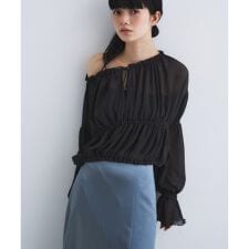 off－shoulder blouse