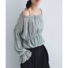 off－shoulder blouse