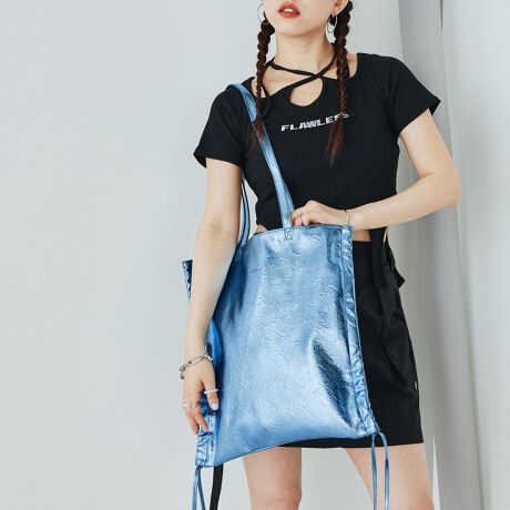 [^ԁFMR-B1291]sELGAESACetSIDE SHIRRING RIBBON TOTE / TChV[O{g[gMURUAELGAESłȂACeo܂BghՂłȂMURUA炵dオB- ELGAES LIMITED ITEM -ELGAESłȂIWig[gobOo܂BsitłȂꊴvX郁^bNJ[gp܂BTChV[O\ȃfBe[ɂ鎖Ń{vXodlɂA̓̃X^Cɍ킹ăghvXo悤ɂĂ܂B{̂̃^bNJ[oׂɁAŜ͍݁BVvȃfUCɎdグ܂BobOׂ̎A鎖ŃX^CbVvXBACeɂȂ܂BA4TCY[\ȏ[̃TCYŁAig͂Aʊwɂg܂BV[OȂĂĂ悤ȃfUCɎdグĂ̂ŁAV[ÕVvȃfBe[̂܂܂̂߂łBsuhtMURUA / [Aw FEMININE MODE xubNƂN[ȃ}XLX^CBňX^CVGbgɏ炵tF~jvXƎ̃[hoghqɃLb`\Ǝvĉ錻㏗Ɍ[h[uāsXybNtdlFt[|Pbg~1