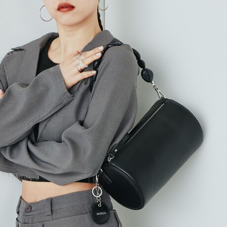 [^ԁFMR-B1352]sELGAESACet2WAY STONE SHOULDER BAG / 2WAYXg[V_[V_[obOV_[ɃANZgMURUǍV_[obOo܂BXg[̂悤Ȍڂ̃XgbvgpV_[ƃI[\hbNXȃtFCNU[̃V_[2ނy߂fUCBx[VbNɂubNEVo[2FWJłBsitgh̃V_[obÕfBe[̗pV_[obOBXg[̂悤ȃANZT[ołV_[ŕig͂AtH[}ȃV[łgfUCɁBEƎ / EwȂǁAIP[WɂΉ\BI[\hbNXȃtFCNU[̃V_[tăXg[V_[̂܂ܐ炵ĂfUCBV_[obO̎_łו̎oɂ̓_ut@Xi[ɂ鎖ŊJ₷Aוo₷dlɁBobO{̂ɂMURUÃS󂳂ꂽ`[t܂BMURUA炵[hȕ͋CȂA킹₷obOɎdオ܂BsuhtMURUA / [Aw FEMININE MODE xubNƂN[ȃ}XLX^CBňX^CVGbgɏ炵tF~jvXƎ̃[hoghqɃLb`\Ǝvĉ錻㏗Ɍ[h[uāsXybNtJ@F_ut@Xi[JdlFt[|Pbg~1stitV_[~2