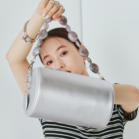 [^ԁFMR-B1352]sELGAESACet2WAY STONE SHOULDER BAG / 2WAYXg[V_[V_[obOV_[ɃANZgMURUǍV_[obOo܂BXg[̂悤Ȍڂ̃XgbvgpV_[ƃI[\hbNXȃtFCNU[̃V_[2ނy߂fUCBx[VbNɂubNEVo[2FWJłBsitgh̃V_[obÕfBe[̗pV_[obOBXg[̂悤ȃANZT[ołV_[ŕig͂AtH[}ȃV[łgfUCɁBEƎ / EwȂǁAIP[WɂΉ\BI[\hbNXȃtFCNU[̃V_[tăXg[V_[̂܂ܐ炵ĂfUCBV_[obO̎_łו̎oɂ̓_ut@Xi[ɂ鎖ŊJ₷Aוo₷dlɁBobO{̂ɂMURUÃS󂳂ꂽ`[t܂BMURUA炵[hȕ͋CȂA킹₷obOɎdオ܂BsuhtMURUA / [Aw FEMININE MODE xubNƂN[ȃ}XLX^CBňX^CVGbgɏ炵tF~jvXƎ̃[hoghqɃLb`\Ǝvĉ錻㏗Ɍ[h[uāsXybNtJ@F_ut@Xi[JdlFt[|Pbg~1stitV_[~2