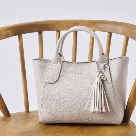 [^ԁFMR-B1325]sV[YtTASSEL / ^bZLYtɂAG̏_炩ȃVNV{gpVV[YB{̂Ɠfނgp^bZtiȃfUCB^bZɂMURUAMgp^tB^bZtVo[`[͎O\ŁA̕ɕtĂg\łBiȃfUCɍ킹ubNECgO[ElCr[3FWJBsitnĎOA_炩Ȉꖇgp2WAYnhobOBꖇ̓ł邭ƊȂꊴoĂ܂B芴Ȃ_炩˔ƂȂtH̃fUCBt̃V_[Xgbvt鎖ŃV_[obOƂĂg2WAY^CvBig͂AQς⏗qȂǁA芴~ɂgLC߃fUCłBEƎEwȂǂ̃tH[}X^CƂ̑QBsuhtMURUA / [Aw FEMININE MODE xubNƂN[ȃ}XLX^CBňX^CVGbgɏ炵tF~jvXƎ̃[hoghqɃLb`\Ǝvĉ錻㏗Ɍ[h[uāsXybNtJ@F}OlbgzbNJdlFt[|Pbg~1wʎdlF}OlbgzbN|Pbg~1stitۑ / V_[~1 / ^bZt`[~1