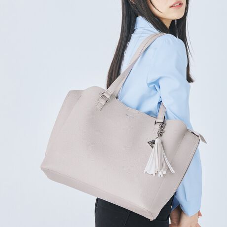 [^ԁFMR-B1326]sV[YtTASSEL / ^bZLYtɂAG̏_炩ȃVNV{gpVV[YB{̂Ɠfނgp^bZtiȃfUCB^bZɂMURUAMgp^tB^bZtVo[`[͎O\ŁA̕ɕtĂg\łBiȃfUCɍ킹ubNECgO[ElCr[3FWJBsityʂŖȂg[gobOo܂BA4TCYΉ̏[TCYŃfC[[X͂Aʋ΂ʊwɂg܂BGxNo.1̌Ăѐ̃ACe͎ŏ炵ƍvXĂ܂Bɒ鎖ŃCgAE^[{[X[u̎ł薳dlɁBȂACe炱@\ɂAɂ͂|Pbg~2ƃt@Xi[|PbgAt[|Pbg~2܂BsuhtMURUA / [Aw FEMININE MODE xubNƂN[ȃ}XLX^CBňX^CVGbgɏ炵tF~jvXƎ̃[hoghqɃLb`\Ǝvĉ錻㏗Ɍ[h[uāsXybNtJ@Ft@Xi[JdlF|Pbg~2 / t@Xi[|Pbg~1 / t[|Pbg~2stitۑ / ^bZt`[~1