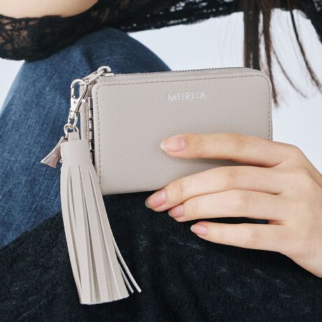 [^ԁFMR-W1323]sV[YtTASSEL / ^bZLYtɂAG̏_炩ȃVNV{gpVV[YB{̂Ɠfނgp^bZtiȃfUCB^bZɂMURUAMgp^tB^bZtVo[`[͎O\ŁA̕ɕtĂg\łBiȃfUCɍ킹ubNECgO[ElCr[3FWJBsitL[P[X̒łlCLt@Xi[͊J߂₷At@Xi[߂鎖ŃL[P[X݂̌}鎖oAobO̒ɂƎ[Ă\łBɂ̓X}[gL[̎[ɕ֗ȃL[OAL[z_[5AiKvȃJM͂̃L[P[X1ŊǗ\Bƕ֗ȃACeƂĐlCL[P[X͑؂ȕւ̑蕨ƂĂ߂̃ACełBsuhtMURUA / [Aw FEMININE MODE xubNƂN[ȃ}XLX^CBňX^CVGbgɏ炵tF~jvXƎ̃[hoghqɃLb`\Ǝvĉ錻㏗Ɍ[h[uāsXybNtJ@FLt@Xi[JdlFJ[h|Pbg~1 / L[z_[~5 / L[O~1wʎdlFt[|Pbg~1stitpBOX / ^bZt`[~1