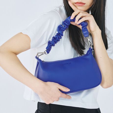 [^ԁFMR-B1334]sV[YtGATHER CHARM / MU[`[{[ՂȃMU[`[tVV[YBMU[`[͎O\ŁAeACeɍ킹MU[`[t܂BApłlĆhmuhS{̂ƓF̃^Ƃĕt鎖ŃVvɂ܂Ƃ߂V[YBsitig͂AƂp[eBȂǂł2WAY~jV_[obOBMU[nhƃI[\hbNXȃtFCNU[V_[2ނt܂BMU[nhɂ΁AR[fBl[gCɉ؂₩ȃX^CɁBtFCNU[V_[ɂăMU[nh𐂂炵ĂR[f̃ANZgɂȂĂ܂BRpNgȃTCYȂÃfBe[ɂ鎖ŃX}[gtH~jzȂǂoɕKvȕ[鎖\BfUCłȂA[͂ACełBsuhtMURUA / [Aw FEMININE MODE xubNƂN[ȃ}XLX^CBňX^CVGbgɏ炵tF~jvXƎ̃[hoghqɃLb`\Ǝvĉ錻㏗Ɍ[h[uāsXybNtJ@Ft@Xi[JdlFt@Xi[|Pbg~1 / t[|Pbg~2wʎdlFt@Xi[|Pbg~1stitۑ / V_[~1 / nh~1