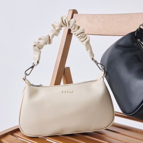 [^ԁFMR-B1334]sV[YtGATHER CHARM / MU[`[{[ՂȃMU[`[tVV[YBMU[`[͎O\ŁAeACeɍ킹MU[`[t܂BApłlĆhmuhS{̂ƓF̃^Ƃĕt鎖ŃVvɂ܂Ƃ߂V[YBsitig͂AƂp[eBȂǂł2WAY~jV_[obOBMU[nhƃI[\hbNXȃtFCNU[V_[2ނt܂BMU[nhɂ΁AR[fBl[gCɉ؂₩ȃX^CɁBtFCNU[V_[ɂăMU[nh𐂂炵ĂR[f̃ANZgɂȂĂ܂BRpNgȃTCYȂÃfBe[ɂ鎖ŃX}[gtH~jzȂǂoɕKvȕ[鎖\BfUCłȂA[͂ACełBsuhtMURUA / [Aw FEMININE MODE xubNƂN[ȃ}XLX^CBňX^CVGbgɏ炵tF~jvXƎ̃[hoghqɃLb`\Ǝvĉ錻㏗Ɍ[h[uāsXybNtJ@Ft@Xi[JdlFt@Xi[|Pbg~1 / t[|Pbg~2wʎdlFt@Xi[|Pbg~1stitۑ / V_[~1 / nh~1