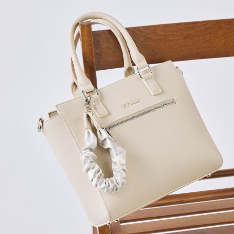 [^ԁFMR-B1335]sV[YtGATHER CHARM / MU[`[{[ՂȃMU[`[tVV[YBMU[`[͎O\ŁAeACeɍ킹MU[`[t܂BApłlĆhmuhS{̂ƓF̃^Ƃĕt鎖ŃVvɂ܂Ƃ߂V[YBsitVvȃfUC̒ɁAMU[`[ڂfUCBƂfUC̃nhobO𕁒igTCYɁB傫߂A߂傤ǂTCYɎdグ܂Bɂ͂|Pbgt@Xi[|PbgȂǁA[̎[Ă܂BƂȃobO̒肳邱Ƃ\Bɂ́At̃V_[t鎖ŃV_[obOƂĂgD́BnhobO / V_[obO2WAYłg܂BOʂɃt@Xi[|Pbg邱ƂłɎôĂƂ\łBsuhtMURUA / [Aw FEMININE MODE xubNƂN[ȃ}XLX^CBňX^CVGbgɏ炵tF~jvXƎ̃[hoghqɃLb`\Ǝvĉ錻㏗Ɍ[h[uāsXybNtJ@Ft@Xi[JdlF|Pbg~2 / t@Xi[|Pbg~1 / t[|Pbg~2OʎdlFt@Xi[|Pbg~1stitۑ / V_[~1 / MU[`[~1