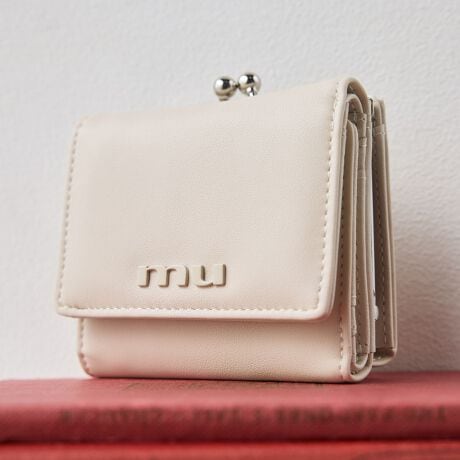 [^ԁFMR-W1332]sV[YtGATHER CHARM / MU[`[{[ՂȃMU[`[tVV[YBMU[`[͎O\ŁAeACeɍ킹MU[`[t܂BApłlĆhmuhS{̂ƓF̃^Ƃĕt鎖ŃVvɂ܂Ƃ߂V[YBsit^т̂₷ŐlC̍~jzB߃obO̎ł[鎖o܂BKꕔ͌JŊJ߂₷AɎd؂鎖ł̏oyXBRpNgȃTCYȂɂ͏[̃J[h|PbgAiKvȃJ[h[ĂƂ\łBMU[`[ɎʂłƂ̎̍z̎^тyXBlfUCƋ@\̍ő؂ȕւ̑蕨ƂĂ߁BsuhtMURUA / [Aw FEMININE MODE xubNƂN[ȃ}XLX^CBňX^CVGbgɏ炵tF~jvXƎ̃[hoghqɃLb`\Ǝvĉ錻㏗Ɍ[h[uāsXybNtJ@FzbNJdlFJ[h|Pbg~8 / D~1 / K~1(t[|Pbg~1Cd؂肠)stitpBOX / MU[`[~1