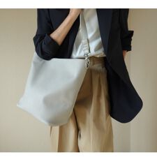 トミエコ(Tomieco)のショルダーバッグ　縦型バッグ　シュリンク素材　嬉しいA4対応