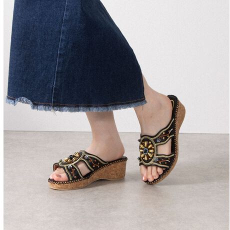 [^:5100]hJIVȃr[YtEFbWT_BLLȃXpR[ƁAɕt`[t킢IVȃT_łBXpR[1ÂJɎDŎdグAl̂1ɂȂ܂BĂ̑ĂT_łB<br>~ƒ͂Xeb`ŕ҂ݍ݁AŜ͋̕CĂĂ܂Bꊪɂ͖{RNgpANAbvڂɂȂ܂BS̓IȎhJ͐FɂA{̂̐Fɂ茩ڂ͋̕Cς܂BRÑEFbWT_́A5.0cm̃q[ŃX^CAbv.BNbVɂ̂́BsCӂ̃W[ɂ҂ŁAAuEAzCgAS[hA^[RCYu[̖LxȃJ[WJ|CgłBĂ̑ɉ؂₩vXĂ܂IIVŉ~[T_łB