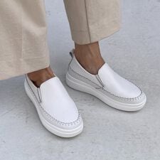 トミエコ(Tomieco)の本革　かがりステッチ　スリッポンデザイン　軽量でふかふかクッション