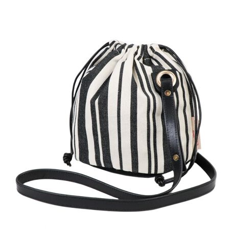 [^:AB010002]iɂĂ͐An̎gpӏɂ蕿̈ʒufڎʐ^ƈقȂꍇ܂BBʐ^1ڂ̃J[͂܂Bfpfڎʐ^fBe[ʐ^́ȀoقȂꍇ܂dl̎QlƂĂByiɂāzboule(u[){[ӖВobÓAO̒ʂ{[̂悤ȃfUCłB{ṽV_[͋ВoobOɃO[hAbvByg}`ƃmg[n̐F͐FႢŎobOłBV_[xg͎Oł̂ŁÃobOɂgp܂ByɂāzTOM Black^g ubNg tBbvXitX̉ƁAOtBbNfUCi[j̍i̊zɕ`XgCvƁATKZЂ̐̂̐nVs̒ɂ悭ĂƂAQ̕MIXčꂽ̂̐̕nłB