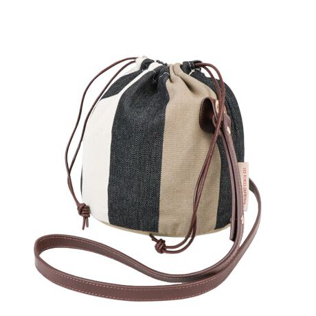 [^:AB010494]iɂĂ͐An̎gpӏɂ蕿̈ʒufڎʐ^ƈقȂꍇ܂BBʐ^1ڂ̃J[͂܂Bfpfڎʐ^fBe[ʐ^́ȀoقȂꍇ܂dl̎QlƂĂByiɂāzboule(u[){[ӖВobÓAO̒ʂ{[̂悤ȃfUCłB{ṽV_[͋ВoobOɃO[hAbvByg}`ƃmg[n̐F͐FႢŎobOłBV_[xg͎Oł̂ŁÃobOɂgp܂ByɂāzBOULEVARD RASPAIL Noir Ecru Taupe^u@[ XpC m[ GN g[vp̂̑ʂ2kmȏɂ킽AOlʂ肩TEWF}ʂ̊Ԃ̓IX}ľсAs̏ےIȌz܂BΉꂽĺA₩ȂЂƂƂy݁A19I㔼ɌĂꂽ̌z̓_Ԍ邱Ƃł܂B̐ñg[v́AVn̍ŏ̃oG[VŁAIX}l̐F\Ă܂B̐Α̃t@T[h͖邢GNF̃XgCvŃY݁A[͎肷Aătg̉Aɂ̓g[vF`܂B܂Ƀp炵AsIŃVbNȐnłB