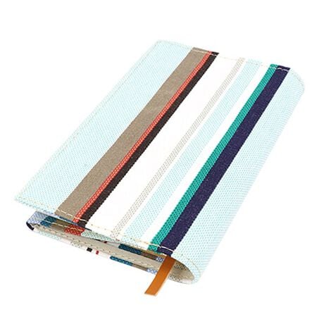 [^:A296475]yiɂāzXgCvnSʂɎgpɖ{TCỸubNJo[BÔȂVvȃfUCƃU[̂肪|CgłBA6TCY̎蒠Jo[ƂĂg܂Bl[^OAvRbgɃj[A܂B2023N12̔`v̂RA_[NuE烉CguEɕύXɂȂ܂ByɂāzYOKOHAMA Blanc Turquoise^Rn} u ^[RCYm̕Ɏcٍ`ulvB ̑Ds`ACɂKтDCJAxqČ̂񂾐FA`ɑRςݏグꂽReiÍށB jd˂`Ȃł̖͂[AlȂł͂̃}\܂B