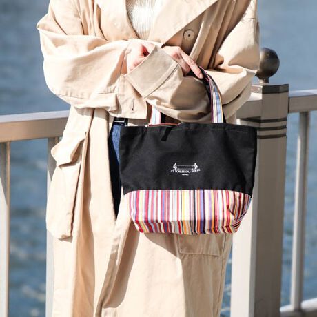 [^:AB014001]yiɂāzX̃R[fBl[gɍʂYĂ\CXgCvgpAJtŏiȃg[gobOB ug[EfE\CvŒNĂA[JCuI΂ꂽlCfUC̃obOłB̃{fUC炵ANZgɂȂAfC[R[fɉ؂₩vX܂B{fBJ[̓\CXgCvɍ킹|bvȃRrJ[œWJBɕG͂ݏoȂԂŏiȃTCYB500mlybg{gcɂۂ܂Aڈȏ̎[͂ւAoɂ҂łBJWAAǂȃX^Cɂށul̃fC[g[gvłByɂāzTOM Multi^g}`ƃg tBbvXg̍i̊zɕ`XgCvƁAEg[EfE\C̑OgTKZЂ̌ÂnA[JCuɂ悭ĂƂA2̕~bNXĂ̐nfUC܂B