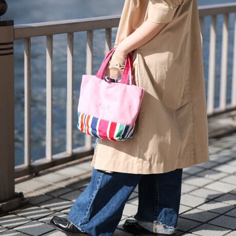 [^:AB014085]yiɂāzX̃R[fBl[gɍʂYĂ\CXgCvgpAJtŏiȃg[gobOB ug[EfE\CvŒNĂA[JCuI΂ꂽlCfUC̃obOłB̃{fUC炵ANZgɂȂAfC[R[fɉ؂₩vX܂B{fBJ[̓\CXgCvɍ킹|bvȃRrJ[œWJBɕG͂ݏoȂԂŏiȃTCYB500mlybg{gcɂۂ܂Aڈȏ̎[͂ւAoɂ҂łBJWAAǂȃX^Cɂށul̃fC[g[gvłByɂāzCABANON Roy^Lom ACABANOŃAtXŁuxɏvuʑv̈ӖBTgȊC̉Ƃɂ́ȀꍇAXgCv̕złłr[``FAp\܂BCnʑŁAƃoJX߂AȏivNAN₩ȃu[앧炵zF̃XgCvłB