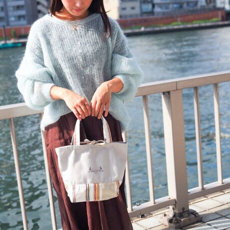 [^:AB014483]yiɂāzX̃R[fBl[gɍʂYĂ\CXgCvgpAJtŏiȃg[gobOB ug[EfE\CvŒNĂA[JCuI΂ꂽlCfUC̃obOłB̃{fUC炵ANZgɂȂAfC[R[fɉ؂₩vX܂B{fBJ[̓\CXgCvɍ킹|bvȃRrJ[œWJBɕG͂ݏoȂԂŏiȃTCYB500mlybg{gcɂۂ܂Aڈȏ̎[͂ւAoɂ҂łBJWAAǂȃX^Cɂށul̃fC[g[gvłByɂāzAUGUSTE Blanc Gris^I[MXg u OI[MXǵAINV^j[ñ@JX܂ł̓̂\FʖLȐnłBƑIȒ̂Ƃ̐΂̕ǖʂɂ́Az~蒍A΂̐V̉ł́Al[hA[CAtKX̋G߂҂\āAĂ܂B