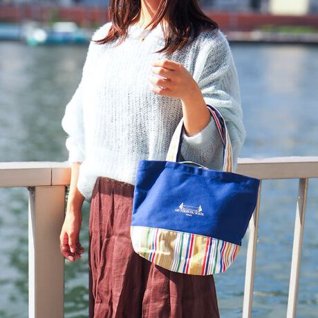 [^:AB014486]yiɂāzX̃R[fBl[gɍʂYĂ\CXgCvgpAJtŏiȃg[gobOB ug[EfE\CvŒNĂA[JCuI΂ꂽlCfUC̃obOłB̃{fUC炵ANZgɂȂAfC[R[fɉ؂₩vX܂B{fBJ[̓\CXgCvɍ킹|bvȃRrJ[œWJBɕG͂ݏoȂԂŏiȃTCYB500mlybg{gcɂۂ܂Aڈȏ̎[͂ւAoɂ҂łBJWAAǂȃX^Cɂށul̃fC[g[gvłByɂāzFLAMME Miel^t[ ~GFLAMMÉAh2024NpċGܗցh̊JÂɂȂŁAS̐FʂɃCXpCAăfUC܂B̃X|[cCxgɌhӂ\鐶nłB