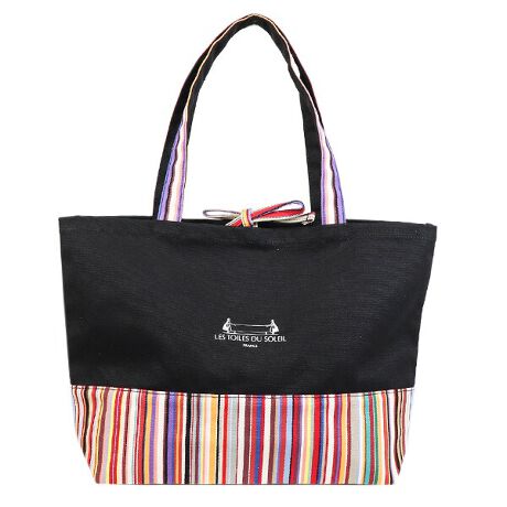 [^:AB015001]yiɂāzX̃R[fBl[gɍʂYĂ\CXgCvgpAJtŏiȃg[gobOB ug[EfE\CvŒNĂA[JCuI΂ꂽlCfUC̃obOłB̃{fUC炵ANZgɂȂAfC[R[fɉ؂₩vX܂B{fBJ[̓\CXgCvɍ킹|bvȃRrJ[œWJBɁA߂ɐ݌vnhɂA莝ɂ|ɂΉł2WAYdlłBA4TCYybg{gTCYŁAʋ΁EʊwEoɂ҂BJWAAǂȃX^Cɂށul̃fC[g[gvłByɂāzTOM Multi^g}`ƃg tBbvXg̍i̊zɕ`XgCvƁAEg[EfE\C̑OgTKZЂ̌ÂnA[JCuɂ悭ĂƂA2̕~bNXĂ̐nfUC܂B