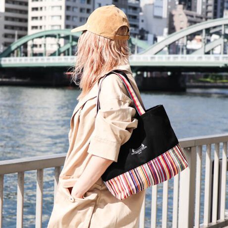 [^:AB015001]yiɂāzX̃R[fBl[gɍʂYĂ\CXgCvgpAJtŏiȃg[gobOB ug[EfE\CvŒNĂA[JCuI΂ꂽlCfUC̃obOłB̃{fUC炵ANZgɂȂAfC[R[fɉ؂₩vX܂B{fBJ[̓\CXgCvɍ킹|bvȃRrJ[œWJBɁA߂ɐ݌vnhɂA莝ɂ|ɂΉł2WAYdlłBA4TCYybg{gTCYŁAʋ΁EʊwEoɂ҂BJWAAǂȃX^Cɂށul̃fC[g[gvłByɂāzTOM Multi^g}`ƃg tBbvXg̍i̊zɕ`XgCvƁAEg[EfE\C̑OgTKZЂ̌ÂnA[JCuɂ悭ĂƂA2̕~bNXĂ̐nfUC܂B