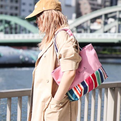 [^:AB015085]yiɂāzX̃R[fBl[gɍʂYĂ\CXgCvgpAJtŏiȃg[gobOB ug[EfE\CvŒNĂA[JCuI΂ꂽlCfUC̃obOłB̃{fUC炵ANZgɂȂAfC[R[fɉ؂₩vX܂B{fBJ[̓\CXgCvɍ킹|bvȃRrJ[œWJBɁA߂ɐ݌vnhɂA莝ɂ|ɂΉł2WAYdlłBA4TCYybg{gTCYŁAʋ΁EʊwEoɂ҂BJWAAǂȃX^Cɂށul̃fC[g[gvłByɂāzCABANON Roy^Lom ACABANOŃAtXŁuxɏvuʑv̈ӖBTgȊC̉Ƃɂ́ȀꍇAXgCv̕złłr[``FAp\܂BCnʑŁAƃoJX߂AȏivNAN₩ȃu[앧炵zF̃XgCvłB