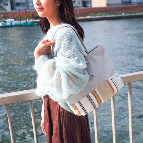 [^:AB015483]yiɂāzX̃R[fBl[gɍʂYĂ\CXgCvgpAJtŏiȃg[gobOB ug[EfE\CvŒNĂA[JCuI΂ꂽlCfUC̃obOłB̃{fUC炵ANZgɂȂAfC[R[fɉ؂₩vX܂B{fBJ[̓\CXgCvɍ킹|bvȃRrJ[œWJBɁA߂ɐ݌vnhɂA莝ɂ|ɂΉł2WAYdlłBA4TCYybg{gTCYŁAʋ΁EʊwEoɂ҂BJWAAǂȃX^Cɂށul̃fC[g[gvłByɂāzAUGUSTE Blanc Gris^I[MXg u OI[MXǵAINV^j[ñ@JX܂ł̓̂\FʖLȐnłBƑIȒ̂Ƃ̐΂̕ǖʂɂ́Az~蒍A΂̐V̉ł́Al[hA[CAtKX̋G߂҂\āAĂ܂B