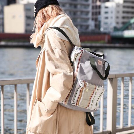 [^:AB017483]yiɂāztX̓`Duh ug[EfE\Cv ̉؂₩ȃ\CXgCvANZgɂAfUCƋ@\˔bNTbNBql̑̃NGXg𒸂APC郊bNɒa܂BTChƑO|Pbgɂ̓\CXgCvngݍ킹A{fBJ[Ƃ̃RgXgyfUCłBnhtŎ莝łAɔwʂ̃t@Xi[|Pbg͔w܂܌X}zȂǂ̏o֗ȎdlɂȂĂ܂Bɂ16C`m[gubN܂ł̑傫[łNbV|PbgƁAdɕ֗ȑ傫߃|PbgwʂɂPzuBʋ΁EʊwEsȂǁA܂܂ȃV[Ŋ􂷂ACełByɂāzAUGUSTE Blanc Gris^I[MXg u OI[MXǵAINV^j[ñ@JX܂ł̓̂\FʖLȐnłBƑIȒ̂Ƃ̐΂̕ǖʂɂ́Az~蒍A΂̐V̉ł́Al[hA[CAtKX̋G߂҂\āAĂ܂B