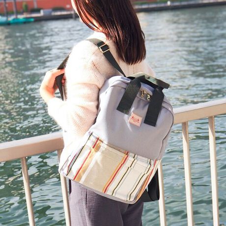 [^:AB018483]yiɂāztX̓`Duh ug[EfE\Cv ̉؂₩ȃ\CXgCvґɎgpA|bvŉ؂₩ȃbNTbNBO|PbgƃTChɌӂ\CXgCvngݍ킹A{fBJ[Ƃ̃RgXgyfUCłBnhtŎ莝OKBt@Xi[JKobƍLJȀoꂪ₷dlɂȂĂ܂Bɂ14C`m[gubN^ubg傫ŔwʂɃNbV|PbgtłBʋ΁EʊwEoɂ҂BJWAȂîA𖾂邭ĂobOłByɂāzAUGUSTE Blanc Gris^I[MXg u OI[MXǵAINV^j[ñ@JX܂ł̓̂\FʖLȐnłBƑIȒ̂Ƃ̐΂̕ǖʂɂ́Az~蒍A΂̐V̉ł́Al[hA[CAtKX̋G߂҂\āAĂ܂B