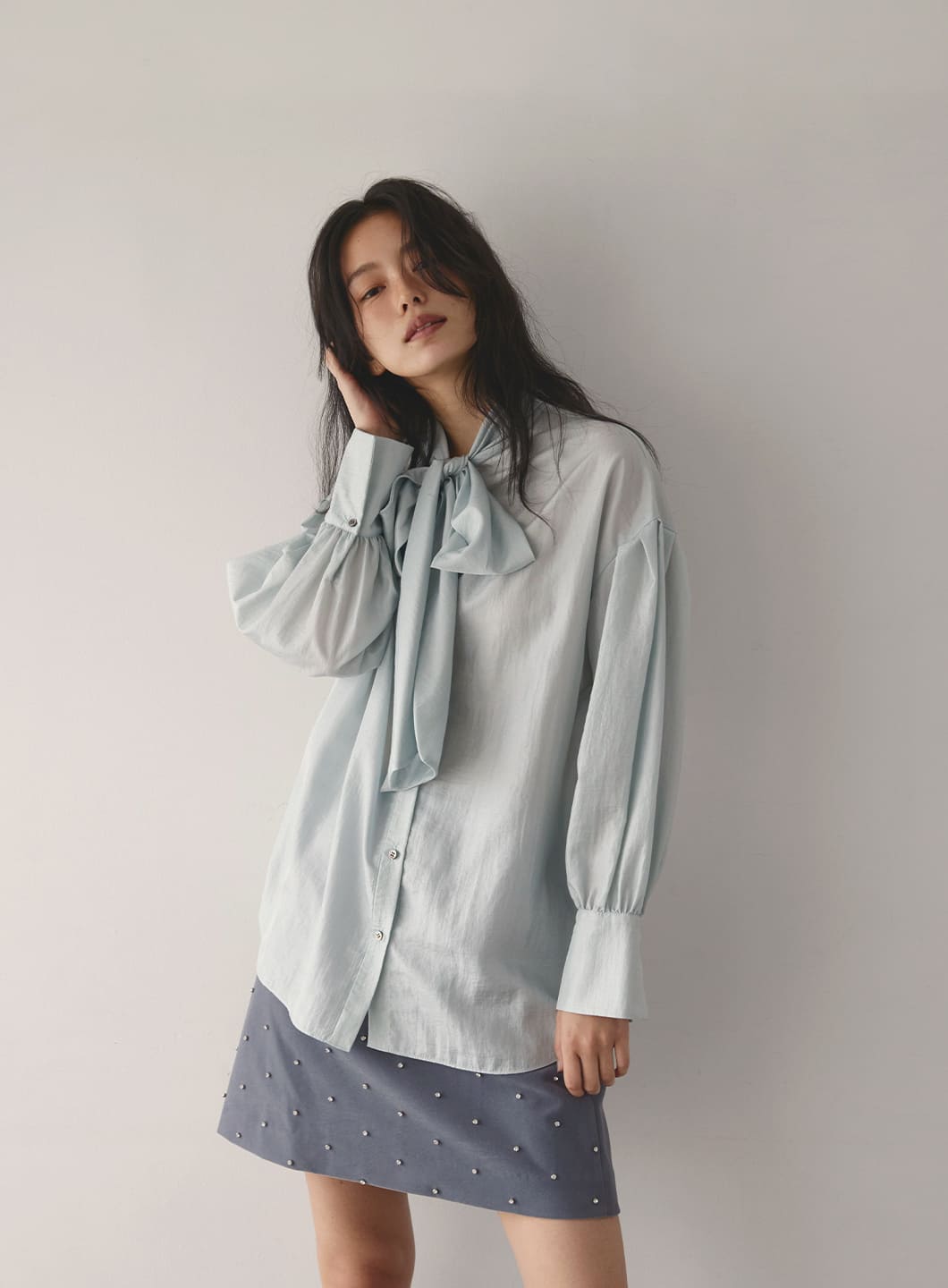 シャイニーボウタイブラウス apres jour（アプレジュール）の「シャイニーシアーボウタイブラウス