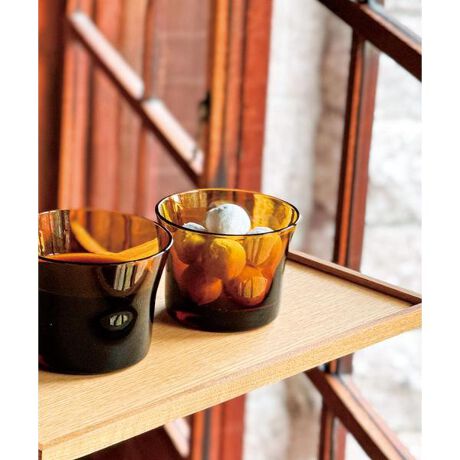 [^ԁFHIROTA-K008UZA3]̃ACeWEB菤iłB{̐ElɂĈJɍꂽAݕɂ₽ݕɂgOXBɌčLtA`ɂĈݕ̍芴邱Ƃł܂Bzbg̃R[q[͂̂ƁAW[Xn[ueBA~ECXL[̃bNOXƂāAzbgCAXpCX̌TOAȂǓĂɉoĂ܂BݕȊOɂT_₨y؁A܂݂̃ibcAfU[gJbvȂǗlXȃV[łg܂BdqWA΁AI[uAⓀɁAH@͂gpɂȂ܂B˔tDESIGNER|JfB@Gi{ƃf}[N_Ƃv_NgfUCi[BpwƌA{̐G݃[J[f}[ÑfUCX^WIł̌ooāA2022NERINA CALDEIRA design studioݗBVvŐĂȂN^CXȃfUCڎwĂBAcɎqAcɎq1899NɓőnƁBōłĵɎq[J[̈łB ߑɃ[bp`KX́A{̔ӎƗZA{Ǝ̃fUCJԂ܂B AcɎq́AnƂЂɓ`MdȃfUCɁA]ː؎q␁ɎqȂǖXƎ󂯌pdɂ`IpÃCeAɒav_Ng葱Ă܂By2025 Spring^Summerzy25SSz̏íAKX̂ߋCA؂Ȃǂ̉ߒœ邱Ƃ܂Bd݁AF̔ZWȂǂ̍܂B̑舵Ɋւ܂ẮAiɕt̃AeV^OBe : 160ml : 10cm ^ 10.5cm ^ s10.5cmi摜́A̓p\RȂǂ̉{ɂAۂ̐FƈقȂČꍇ܂B\߂Bi̐F̖ڈ́AiP̂̉摜QƂBCɓo^̂߁Cɓo^íA}Cy[WɂČ݂̉i݌ɏ󋵂̊mF\łBXg̊Ǘɐ񂲗pB