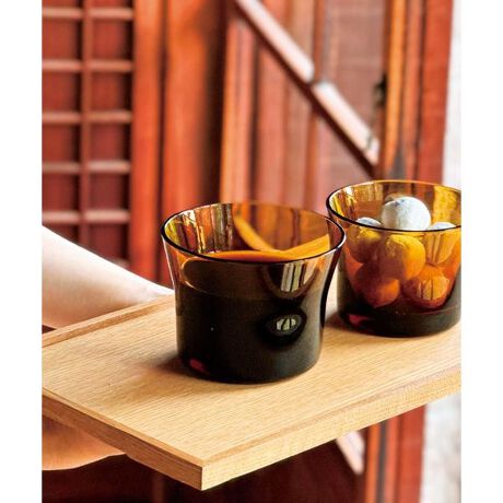 [^ԁFHIROTA-K009UZA3]̃ACeWEB菤iłB{̐ElɂĈJɍꂽAݕɂ₽ݕɂgOXBɌčLtA`ɂĈݕ̍芴邱Ƃł܂Bzbg̃R[q[͂̂ƁAW[Xn[ueBA~ECXL[̃bNOXƂāAzbgCAXpCX̌TOAȂǓĂɉoĂ܂BݕȊOɂT_₨y؁A܂݂̃ibcAfU[gJbvȂǗlXȃV[łg܂BdqWA΁AI[uAⓀɁAH@͂gpɂȂ܂B˔tDESIGNER|JfB@Gi{ƃf}[N_Ƃv_NgfUCi[BpwƌA{̐G݃[J[f}[ÑfUCX^WIł̌ooāA2022NERINA CALDEIRA design studioݗBVvŐĂȂN^CXȃfUCڎwĂBAcɎqAcɎq1899NɓőnƁBōłĵɎq[J[̈łB ߑɃ[bp`KX́A{̔ӎƗZA{Ǝ̃fUCJԂ܂B AcɎq́AnƂЂɓ`MdȃfUCɁA]ː؎q␁ɎqȂǖXƎ󂯌pdɂ`IpÃCeAɒav_Ng葱Ă܂By2025 Spring^Summerzy25SSz̏íAKX̂ߋCA؂Ȃǂ̉ߒœ邱Ƃ܂Bd݁AF̔ZWȂǂ̍܂B̑舵Ɋւ܂ẮAiɕt̃AeV^OBe : 250ml : 10.5cm ^ 12cm ^ s12cmi摜́A̓p\RȂǂ̉{ɂAۂ̐FƈقȂČꍇ܂B\߂Bi̐F̖ڈ́AiP̂̉摜QƂBCɓo^̂߁Cɓo^íA}Cy[WɂČ݂̉i݌ɏ󋵂̊mF\łBXg̊Ǘɐ񂲗pB