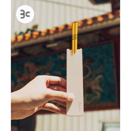 [^ԁFJMKM-4018-EA001]OTEMOTO for Ramen Lovers ́AĂƂBDȃ[炱AƂłOłHׂBł蔢ŐHׂƕ֗ǌ肪ڂڂB˂1{܂ŐĤׂɒ݂͂ɂBDȂ̂ƔHׂ邽߂ɁAłǂłA΂̂ɁBȎv琶܂܂B悪悤ɐ݌vAɍׂ邱Ƃōׂ˂łƋ߂܂BǂGȂAԑ厖ȍ̉H͐El̎ɂčsĂ܂B|̔ɂЂނɌĂ}`NȂł͂̋ZpłBĎ^ԂƂĂ̂́AŒNSi肪ĂSING̐`ZpɂVR[S̔ی삷P[XB[̉ɂ̂܂܂ĂɂȂ܂BDȂ̂ɈČp͂BȂ̑Dȃ[̂ƂɁB͂ĂƂByi|CgzEɂ͌F{̍Y|gpF{ŐEVR[S̔P[XtEׂ悤ɐ݌vB[1{1{݂₷ʂȂǂ؂₷łBE肪悭AHׂƂɖ̎ז܂BEז˂CX^g˂ł̎gpɂ߁ByJAPAN MADE PROJECTzg{̒n͂낢h{ɂ́A܂mȂNN邱ƂłӂĂ܂B́A̓ynĂ܂Ȃn̕XƂƂɁA낳ۑɌȂAɂȂńgh𔭐MĂ܂ByKUMAMOTO F{zF{̊en̎d(`̍H|AHA|\Ȃ)SNɓ`AF{́u܂Ǝd݁vAiƂ̎g݂łz[y[Wu܂Ǝ肵ƌvBF{nkɁAF{nkPRAF{CɂAF{̃NGC^[x邱ƂړIƂāgz͂͒DȂhe[}ɌF{̃NGC^[ɂ茋ꂽuBRIDGE KUMAMOTOvAV̒n掑̊pVȖ͂TuV}m^lvBꂼ̃RZvgg݂ɃA[oT[`A3̒ĉ̋͂ɂJAPAN MADE PROJECT gKUMAMOTOhł́AF{̊ƂNGC^[ƃA[oT[`̃R{[Vv_Ng͂߁AF{̗lXȎYiZNgAF{̖͂𔭐M܂ByzEu􂢂͂~߂BE킵\ʂ̑eX|WȂǂ̂gp͂TB