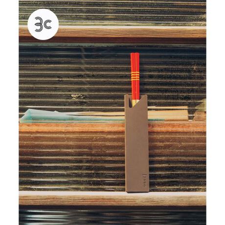 [^ԁFJMKM-4018-EA001]OTEMOTO for Ramen Lovers ́AĂƂBDȃ[炱AƂłOłHׂBł蔢ŐHׂƕ֗ǌ肪ڂڂB˂1{܂ŐĤׂɒ݂͂ɂBDȂ̂ƔHׂ邽߂ɁAłǂłA΂̂ɁBȎv琶܂܂B悪悤ɐ݌vAɍׂ邱Ƃōׂ˂łƋ߂܂BǂGȂAԑ厖ȍ̉H͐El̎ɂčsĂ܂B|̔ɂЂނɌĂ}`NȂł͂̋ZpłBĎ^ԂƂĂ̂́AŒNSi肪ĂSING̐`ZpɂVR[S̔ی삷P[XB[̉ɂ̂܂܂ĂɂȂ܂BDȂ̂ɈČp͂BȂ̑Dȃ[̂ƂɁB͂ĂƂByi|CgzEɂ͌F{̍Y|gpF{ŐEVR[S̔P[XtEׂ悤ɐ݌vB[1{1{݂₷ʂȂǂ؂₷łBE肪悭AHׂƂɖ̎ז܂BEז˂CX^g˂ł̎gpɂ߁ByJAPAN MADE PROJECTzg{̒n͂낢h{ɂ́A܂mȂNN邱ƂłӂĂ܂B́A̓ynĂ܂Ȃn̕XƂƂɁA낳ۑɌȂAɂȂńgh𔭐MĂ܂ByKUMAMOTO F{zF{̊en̎d(`̍H|AHA|\Ȃ)SNɓ`AF{́u܂Ǝd݁vAiƂ̎g݂łz[y[Wu܂Ǝ肵ƌvBF{nkɁAF{nkPRAF{CɂAF{̃NGC^[x邱ƂړIƂāgz͂͒DȂhe[}ɌF{̃NGC^[ɂ茋ꂽuBRIDGE KUMAMOTOvAV̒n掑̊pVȖ͂TuV}m^lvBꂼ̃RZvgg݂ɃA[oT[`A3̒ĉ̋͂ɂJAPAN MADE PROJECT gKUMAMOTOhł́AF{̊ƂNGC^[ƃA[oT[`̃R{[Vv_Ng͂߁AF{̗lXȎYiZNgAF{̖͂𔭐M܂ByzEu􂢂͂~߂BE킵\ʂ̑eX|WȂǂ̂gp͂TB