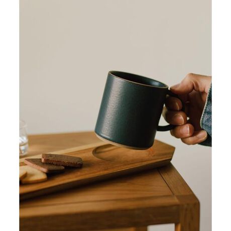 [^ԁFDPA3-4TD209]comfyV[Y ݌v̔2.5_˔j!{ɂĊ̈Ynł򕌌s100Nȏ̗j탁[J[wےxƐ삵ADOORS LIVING PRODUCTSIWi̊V[YA"comfy(RtB[)"BXg[gȃ{fBƂƂۂ݂̂鎝̃oX炵}OJbvׂ܂B}OJbv8ڂŖ250ml̗eʂŁAH₨̎ԂȂǁAlXȃV[ɂ傤ǂTCYBdqWEH@ɂΉĂ̂œgɂ҂̃}OJbvłBpɂ͂A؂Ȑlւ̑蕨AFႢł̂jMtgɂIXXłBcomfyV[Ýucomfyv[g15cmvƍ킹ƁAJbv&\[T[ƂĂ҂Bqɂ􂵂łBJ[͐􂢂炢̖ẑ悤ȃi`Ȉۂ̃AC{[ƁA[Ȃ̔F͂̃lCr[łpӂ܂Byےɂāz1916NA򕌌sCɂĊے͒a܂B100NȏɓnAJbv&\[T[𒆐SƂI[_[ĤɍĂ܂BnƂ|ꂽLxȌolƋZpāAEŃJbvɂlɊƍKł`悤ȐiXڎwĂ܂ByDOORS LIVING PRODUCTS(hA[YrOv_Nc)zDOORS̃vCx[g[xBmgтĂ炦悤ɁAfUC͋ɗ̓VvɁAgSn̂悳ɂG݂WJĂ܂B̏íA11Ő삳Ă܂B̂炵ǋ邽߁AR̕؂ɎdグĂ邽߁A{IȌڂ͓łAFTCYA\ʂ̎dオȂǂɈقȂꍇ܂AƂĂB֖̃⏬Ȃ͂ꂪꍇ܂AƓ̐nĤߐ̂ŁÅ̖킢ƂĂy݂BꕔAqCƌĂ΂Â֖ĂȂԒFɕϐFĂӏꍇ܂Asǂł͂ȂAĕ̓ɂȂ܂BI[ugp̋}͔ǰƂȂ\܂߁AӂBfނ̓A΂ł̎gp͂ł܂Bi摜́A̓p\RȂǂ̉{ɂAۂ̐FƈقȂČꍇ܂B\߂Bi̐F̖ڈ́AiP̂̉摜QƂB