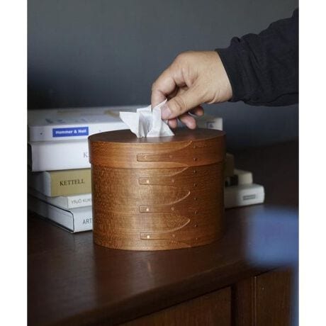 [^ԁFHS3314-DZ33]̃ACeWEB菤iłBVvŃi`BdACeAƂĂfI[o^̃eBbV{bNXBؖڂƋȐAƂȂł͂̂ʂ肪邨ȃeBbV{bNXICœׂ܂BVF[J[{bNXƂ́EEE19IɃLXgveX^g@h̃VF[J[kĂؐîЂƂB؍ނȂčAVvȃI[o^̖ؔ̂ƁBȃVF[J[{bNẌӏꂽeBbV{bNXAg͊ȒPŁAŝ̃eBbVoÃ{bNXɈڂւ邾B̏o₷ACełeBbVꂽ͋CɕςÃCeAƒaĂ܂B̃uE͑fpȂ[Ȗؔ̃`F[ނgpBgĂɂƂFɕςĂoNωył܂ByAXCIS(ANVX)zЂƎԂƁA̐BƖEEXCb`EnEXp[cEG݁EƋȂǂ̊EE̔sARsɂCeA[J[B̏i͑SēVR̖؍ނgpĎŐĂ܂߁Aؖڂ̏oFAdグɎ኱̌̍\܂B\߂B{i͉płB˓M̓鏊(g[Ȃǂ̂)ł̎gp͔ĂBό`ϐF̌ƂȂ܂B̑舵Ɋւ܂ẮAiɕt̃AeV^OBi摜́A̓p\RȂǂ̉{ɂAۂ̐FƈقȂČꍇ܂B\߂Bi̐F̖ڈ́AiP̂̉摜QƂBCɓo^̂߁Cɓo^íA}Cy[WɂČ݂̉i݌ɏ󋵂̊mF\łBXg̊Ǘɐ񂲗pB