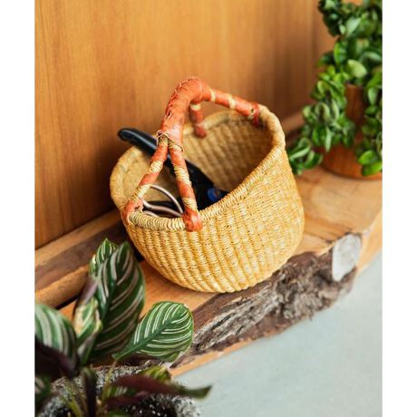 [^ԁFK5201E-01-DZA3]ۂăRƂ`A1{nh͓IȃuLioXPbgBAtJ̃K[i({Kn)ŕ҂܂A׍̃uLit@\Ńnh̓VRvĂ܂BʐYił͐^̂łȂAdȂł͂̉肪iłBfނɂ̓Gt@gOXƂɔw̍gpĂAƓ̎ƏvłBnhɂ̓RV̗tŐԂ߂ꂽMvĂAgΎgقǂɎɂȂł܂BLb`ŉʕ؂܂Ƃ߂AAA̎[oXPbgƂĂg܂BnhtȂ̂Ŏ^тA݂邷Ƃł̂|CgBŎ点ƊȒPɌ`𐮂邱Ƃł̂ŁAgȂƂ͂ԂăRpNgɎ[\łByAtJXNGAzfށEfUC̃IWieBɉAAtJnhChiȂł͂́u킢vBVNȋƉ^Ă܂B AtJen̗Dꂽ`H|iЉ邾ł͂ȂAAtJfUCƁA{̃gh~bNXANN悤ȏi񋟂Ă܂BnhɃ[v^CvƖ^Cv܂Bw肵ĂƂłȂ̂ŁA炩߂܂B莝̃oXPbg̘c݂CɂȂꍇ́AŎ点ƊȒPɌ`𐮂Ă܂Bv͔G炳Ȃ悤ɂӂBʂ̂悢ꏊŊSɊ܂ŊĂBCJrɂCĂgpBi摜́A̓p\RȂǂ̉{ɂAۂ̐FƈقȂČꍇ܂B\߂Bi̐F̖ڈ́AiP̂̉摜QƂBCɓo^̂߁Cɓo^íA}Cy[WɂČ݂̉i݌ɏ󋵂̊mF\łBXg̊Ǘɐ񂲗pB