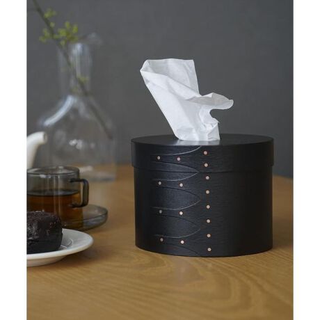 [^ԁFHS3315-DZ33]̃ACeWEB菤iłBVvŃi`BdACeAƂĂfI[o^̃eBbV{bNXBؖڂƋȐAƂȂł͂̂ʂ肪邨ȃeBbV{bNXICœׂ܂BVF[J[{bNXƂ́EEE19IɃLXgveX^g@h̃VF[J[kĂؐîЂƂB؍ނȂčAVvȃI[o^̖ؔ̂ƁBȃVF[J[{bNẌӏꂽeBbV{bNXAg͊ȒPŁAŝ̃eBbVoÃ{bNXɈڂւ邾B̏o₷ACełeBbVꂽ͋CɕςÃCeAƒaĂ܂B`F[ނɃyCg{ANVJ݊Q̃ubNBxbg͗S[h̓ŁAF̑Δ䂪f܂ByAXCIS(ANVX)zЂƎԂƁA̐BƖEEXCb`EnEXp[cEG݁EƋȂǂ̊EE̔sARsɂCeA[J[B̏i͑SēVR̖؍ނgpĎŐĂ܂߁Aؖڂ̏oFAdグɎ኱̌̍\܂B\߂B{i͉płB˓M̓鏊(g[Ȃǂ̂)ł̎gp͔ĂBό`ϐF̌ƂȂ܂B̑舵Ɋւ܂ẮAiɕt̃AeV^OBi摜́A̓p\RȂǂ̉{ɂAۂ̐FƈقȂČꍇ܂B\߂Bi̐F̖ڈ́AiP̂̉摜QƂBCɓo^̂߁Cɓo^íA}Cy[WɂČ݂̉i݌ɏ󋵂̊mF\łBXg̊Ǘɐ񂲗pB