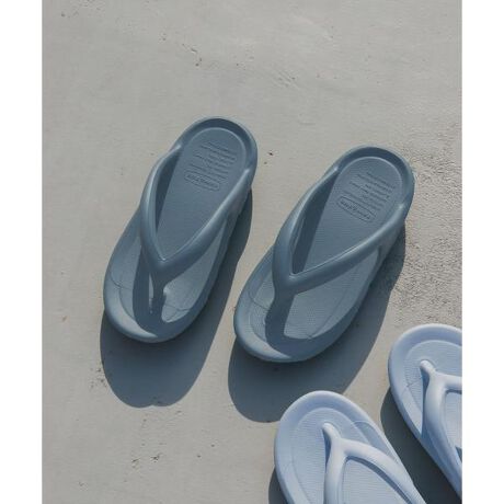 [^ԁFDWA5-Z-FF]_Œe͂̂闚Sn͂̃Jo[T_Bɂ₳oCIx[XTPE(Thermoplastic elastomer)fނgpA_炩GƑϋvɗDꂽACeBh[Xgbv̌^\̂ƂtH炵fUCŁAɌyʂݍނӂӂ̒p͈xƂ݂ɂȂ܂B^E[X͂ACv[Ȃǂ̐ۂłg܂ByTAW&TOE ^ g[Ahg[z؍˂̃Jo[V[YuhBɂ₳fނKpȂAuhȂł͂̃fUCJ[ɂACeWJĂ܂By2025 Spring^Summerzy25SSzCjɂ܂ẮAiɕsǂꍇɌoׂĂĂ܂B\߂Bd(Б) : 145gi摜́A̓p\RȂǂ̉{ɂAۂ̐FƈقȂČꍇ܂B\߂Bi̐F̖ڈ́AiP̂̉摜QƂB-----------------------------sX^btr[tTCY : 2424𒅗pƂAEƂɂ҂̃TCYłBE₷ASnǂłB[X^btf[^]i̒pTCY : 24.0`24.5cm : 24cm : 21cm : ⋷߁Snɂ͌l܂̂ŁA܂łڈƂĂB-----------------------------Cɓo^̂߁Cɓo^íA}Cy[WɂČ݂̉i݌ɏ󋵂̊mF\łBXg̊Ǘɐ񂲗pB