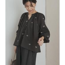 リーフモチーフラメ刺繍ブラウス