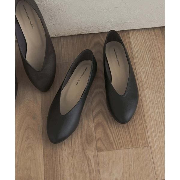 Vカットパンプス