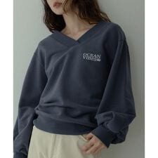 Vネック刺繍スウェット