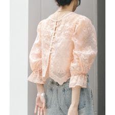 KBF(KBF)のオーガンジー刺繍クロップドブラウス
