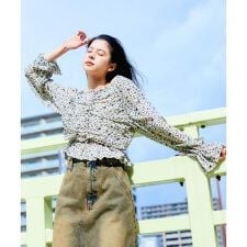 KBF(KBF)のフラワープリントビスチェブラウス