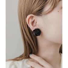スメリー(SMELLY)のサテンローズイヤリング