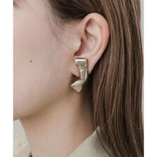 スメリー(SMELLY)のメタルリボンモチーフイヤリング