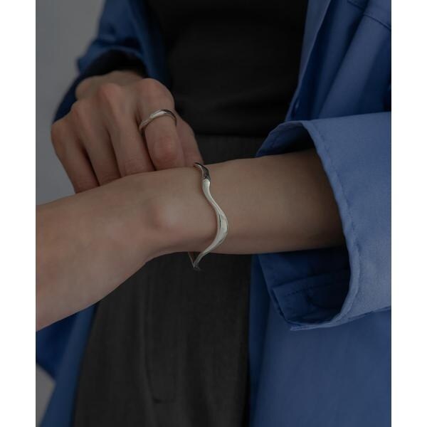 [}C]SMELLY sof nuance line bangle/X[iSMELLYj Vo[