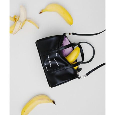 [^ԁFDA002-RD46]NVbNȃtHƉؚȃXgbvVNȁAV[YɂȂ[ĥBAGBMiniELarge 2TCYłꂼBLACKOFF2FWJłBtgƃTChɂ̂OtBbNX^CÕANZgɁB܂ꂼ̃C[Wɍ킹đI񂾗ñJ[AC̏オ|CgłBǂ̃TCY΂߂łV_[XgbvtŁAt@Xi[A|PbgAV_[XgbvƋ@\Iȃ|CgAJWAɌȂ̂BAGłBMiniTCY͓V[YLetter ToteBag Ƃ2߁BPas De DANSE(phD_X)uuhɃ_XXebv̈ӖARODE SKO(=ԂC)Ń_XĂ悤ȁAy₩ȗVтuhBobOɃOtBbN𗎂Ƃ݁AyXebv𓥂ŉ߂悤ȃACe܂vdirection by SKINySKIN WRAPS AROUND THE WORLD ^XLzقȂtB[hŊ􂷂郁o[sŊA[gRNeBuBApfUCAԃfUCAuhfBNVAA[gfBNVȂǑɓnĊĂBy2024 Autumn^Winterzy24AWz̏iɎgpĂfނ́AC⊾JȂǂɂ鐅ʂɂFAFڂ肷\܂̂ŁAFWFn̗mƂ̑gݍ킹͒ӂĂ舵l肢܂Bۑ鎞́Ax̍ꏊĂB̑舵Ɋւ܂ẮAiɕt̃AeV^OBd : 165gi摜́A̓p\RȂǂ̉{ɂAۂ̐FƈقȂČꍇ܂B\߂Bi̐F̖ڈ́AiP̂̉摜QƂBCɓo^̂߁Cɓo^íA}Cy[WɂČ݂̉i݌ɏ󋵂̊mF\łB Xg̊Ǘɐ񂲗pB