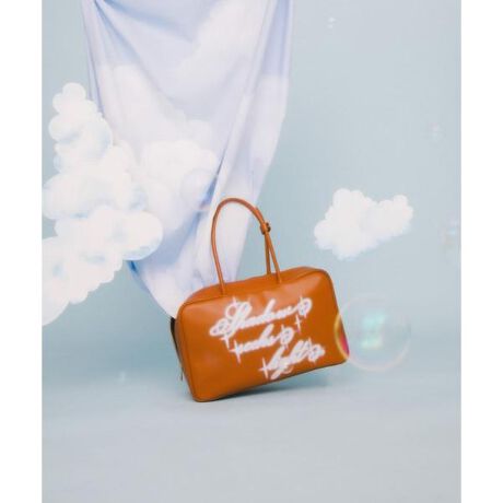 [^ԁFDA004-RDA4]Pas De DANSE  EclipseḦӖAGNvXƖtꂽphD_X2ndV[YBƉeAƈÁBꌩ΋ɂɂ悤łāA͂ǂ݂čA݂xĂBȃbZ[W߂āAOɂ͐Aɂ͉_̃OtBbN2TCỸobOoꂵ܂BU΂߂ꂽ̃OtBbN̑Ζʂɂ"Shadow seeks light."ue͌߂v"Day and nightC forever chasing but never meeting."uƖAiɒǂAďoȂvƂts@_̂悤ɃobOɕ`Ă܂B[WTCYEX[TCYǂɂ"Heart sees unseen"uS͌Ȃ̂vƂ^[L[`[ZbgɁBގÃobOƈꏏɂꂼ̐Fyŉ߂܂傤BPas De DANSE(phD_X)uuhɃ_XXebv̈ӖARODE SKO(=ԂC)Ń_XĂ悤ȁAy₩ȗVтuhBobOɃOtBbN𗎂Ƃ݁AyXebv𓥂ŉ߂悤ȃACe܂vdirection by SKINySKIN WRAPS AROUND THE WORLD ^XLzقȂtB[hŊ􂷂郁o[sŊA[gRNeBuBApfUCAԃfUCAuhfBNVAA[gfBNVȂǑɓnĊĂBy2025 Spring^Summerzy25SSzA4TCY[\̏iɎgpĂfނ́AC⊾JȂǂɂ鐅ʂɂFAFڂ肷\܂̂ŁAFWFn̗mƂ̑gݍ킹͒ӂĂ舵l肢܂Bۑ鎞́Ax̍ꏊĂB̑舵Ɋւ܂ẮAiɕt̃AeV^OBd : 550gti(L[`[) : S16 ^ 25cmi摜́A̓p\RȂǂ̉{ɂAۂ̐FƈقȂČꍇ܂B\߂Bi̐F̖ڈ́AiP̂̉摜QƂBCɓo^̂߁Cɓo^íA}Cy[WɂČ݂̉i݌ɏ󋵂̊mF\łB Xg̊Ǘɐ񂲗pB